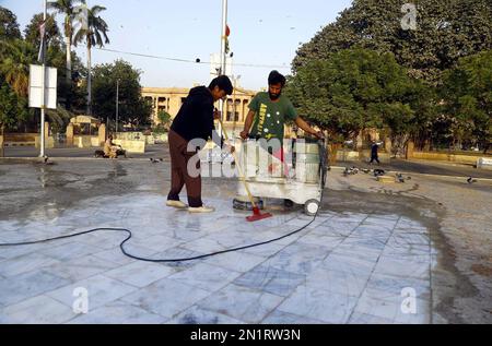 Hyderabad, Pakistan, 06/02/2023, Arbeiter arbeiten an Renovierungsarbeiten für Taubenroundabout Wasserbrunnen, der am Montag, den 06. Februar 2023 in der Nähe des Sindh Assembly Building in Karatschi gebaut wird. Stockfoto