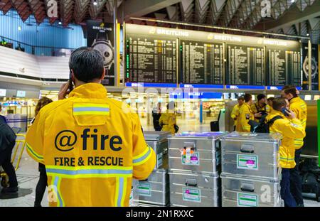 06. Februar 2023, Hessen, Frankfurt/Main: Retter der Hilfsorganisation '@Fire' in der Abflughalle des Frankfurter Flughafens. Nach einem verheerenden Erdbeben in der Türkei und Syrien sind viele Opfer zu erwarten. Rettungskräfte aus Deutschland, einschließlich der Hilfsorganisation '@Fire', sind auf dem Weg. Foto: Andreas Arnold/dpa Stockfoto