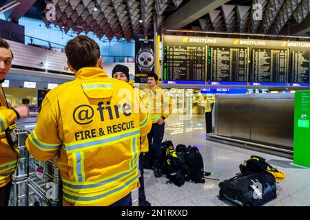 06. Februar 2023, Hessen, Frankfurt/Main: Retter der Hilfsorganisation '@Fire' in der Abflughalle des Frankfurter Flughafens. Nach einem verheerenden Erdbeben in der Türkei und Syrien sind viele Opfer zu erwarten. Rettungskräfte aus Deutschland, einschließlich der Hilfsorganisation '@Fire', sind auf dem Weg. Foto: Andreas Arnold/dpa Stockfoto