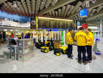 06. Februar 2023, Hessen, Frankfurt/Main: Retter der Hilfsorganisation '@Fire' in der Abflughalle des Frankfurter Flughafens. Nach einem verheerenden Erdbeben in der Türkei und Syrien sind viele Opfer zu erwarten. Rettungskräfte aus Deutschland, einschließlich der Hilfsorganisation '@Fire', sind auf dem Weg. Foto: Andreas Arnold/dpa Stockfoto