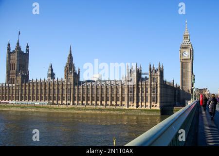 London, Großbritannien. 06. Februar 2023. Blick auf Big Ben und die Houses of Parliament an einem sonnigen Tag in London. Kredit: SOPA Images Limited/Alamy Live News Stockfoto