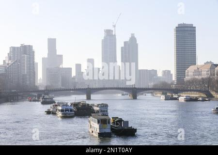 London, Großbritannien. 06. Februar 2023. Blick auf Gebäude und die Themse an einem sonnigen Tag in London. Kredit: SOPA Images Limited/Alamy Live News Stockfoto