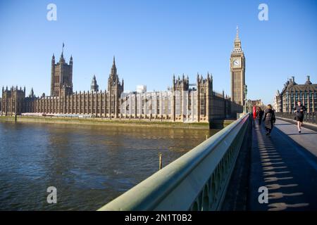 London, Großbritannien. 06. Februar 2023. Blick auf Big Ben und die Houses of Parliament an einem sonnigen Tag in London. Kredit: SOPA Images Limited/Alamy Live News Stockfoto