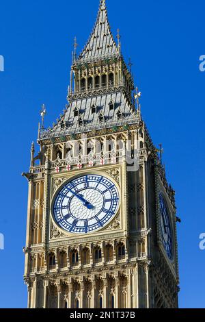 London, Großbritannien. 06. Februar 2023. Blick auf die Uhr in Big Ben an einem sonnigen Tag in London. (Foto: Steve Taylor/SOPA Images/Sipa USA) Guthaben: SIPA USA/Alamy Live News Stockfoto