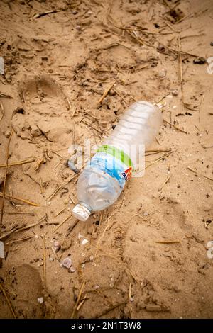 Plastikflasche am Strand mit negativen Auswirkungen auf die Umwelt Stockfoto