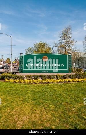 Am Riverfront Parkway und an der Agate Street in Eugene, Oregon, befindet sich das Schild der University of Oregon. In der Nähe der Zulassungsstelle. Stockfoto