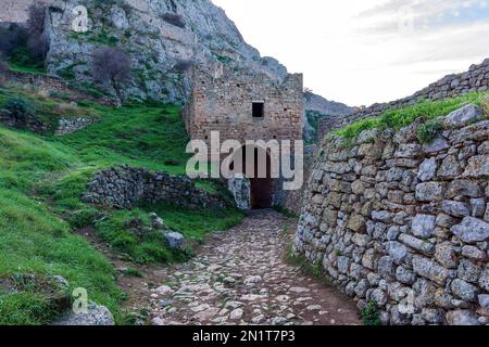 Eines der Haupttore von Akrocorinth, die Zitadelle des antiken Korinth in Peloponnes, Griechenland. Stockfoto