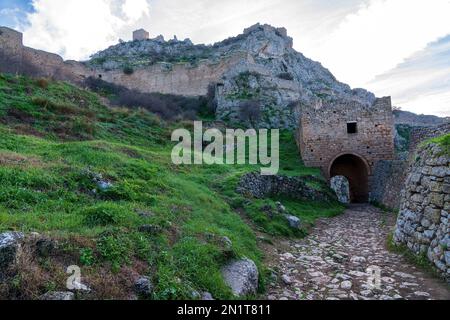 Eines der Haupttore von Akrocorinth, die Zitadelle des antiken Korinth in Peloponnes, Griechenland. Stockfoto