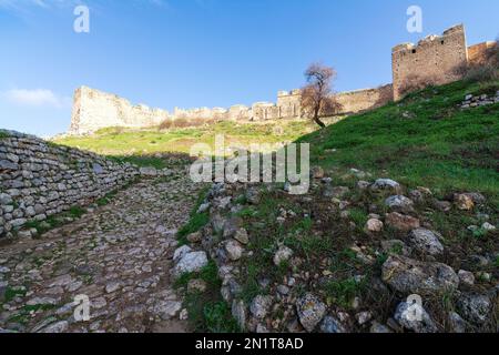 Eines der Haupttore von Akrocorinth, die Zitadelle des antiken Korinth in Peloponnes, Griechenland. Stockfoto