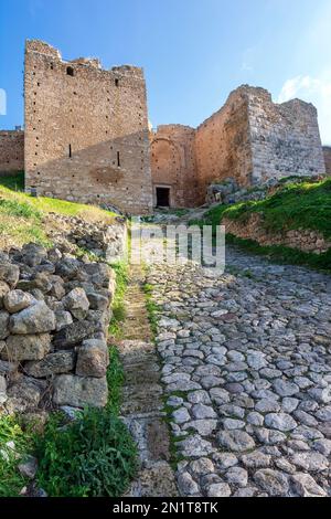 Eines der Haupttore von Akrocorinth, die Zitadelle des antiken Korinth in Peloponnes, Griechenland. Stockfoto