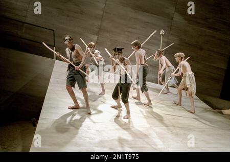 Zentrum: Daniel Brocklebank (Ralph) in LORD OF THE FLIES von William Golding bei der Royal Shakespeare Company (RSC), der andere Ort, Stratford-upon-Avon 03/08/1995, angepasst von Nigel Williams Musik: Ilona Sekacz Design: Chris Dyer Beleuchtung: Howard Harrison kämpft: William Hobbs Choreographer: Eleanazan oder Fazan Direktor Stockfoto