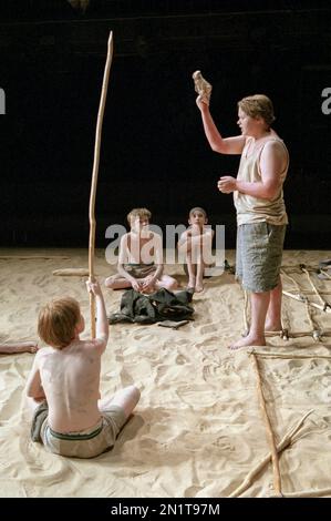 Rechts: Christopher Hudson (Piggy) mit der Muschel in LORD OF THE FLIES von William Golding in der Royal Shakespeare Company (RSC), der andere Ort, Stratford-upon-Avon 03/08/1995, angepasst von Nigel Williams Musik: Ilona Sekacz Design: Chris Dyer Beleuchtung: Howard Harrison kämpft: William Hobbs Direktor: Elejinsah Moschaney Stockfoto