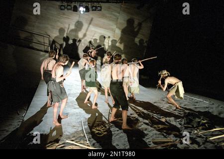 Boys Attacking and Killing in LORD OF THE FLIES von William Golding in der Royal Shakespeare Company (RSC), der andere Ort, Stratford-upon-Avon 03/08/1995, angepasst von Nigel Williams Musik: Ilona Sekacz Design: Chris Dyer Beleuchtung: Howard Harrison kämpft: William Hobbs Choreographer: Eleanor Fazan Regisseur: Elijah Moshinsky Stockfoto