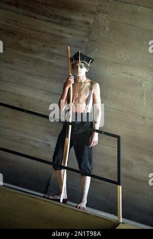 Daniel Brocklebank (Ralph) in LORD OF THE FLIES von William Golding bei der Royal Shakespeare Company (RSC), der andere Ort, Stratford-upon-Avon 03/08/1995, angepasst von Nigel Williams Musik: Ilona Sekacz Design: Chris Dyer Beleuchtung: Howard Harrison kämpft: William Hobbs Choreographer: Elejinsky oder Fazan Moshinsky Stockfoto