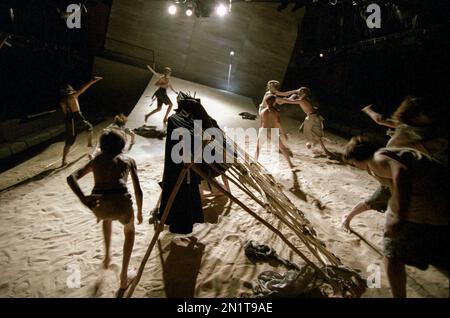 Jungs attackieren einen Unterschlupf in LORD OF THE FLIES von William Golding in der Royal Shakespeare Company (RSC), der andere Ort, Stratford-upon-Avon 03/08/1995, angepasst von Nigel Williams Musik: Ilona Sekacz Design: Chris Dyer Beleuchtung: Howard Harrison kämpft: William Hobbs Choreographer: Elejanor Fazan Regisseur: Elijah Moshinsky Stockfoto