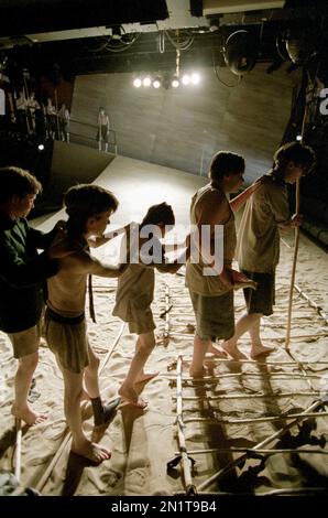 Boys in LORD OF THE FLIES von William Golding bei der Royal Shakespeare Company (RSC), The Other Place, Stratford-upon-Avon 03/08/1995, angepasst von Nigel Williams Musik: Ilona Sekacz Design: Chris Dyer Beleuchtung: Howard Harrison kämpft: William Hobbs Choreograph: Eleanor Fazan Regisseur: Elijah Moshinsky Stockfoto