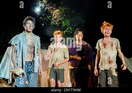 l-r: Alistair Toovey (Ralph), James McConville (Sam), George Bukhari (Piggy), Stuart Matthews (Eric) in LORD OF THE FLIES von William Golding im Open Air Theatre, Regent's Park, London NW1 25/05/2011, angepasst für die Bühne von Nigel Williams Design: Jon Bausor Beleuchtungsdirektor: James Farothncombe Sheader Stockfoto