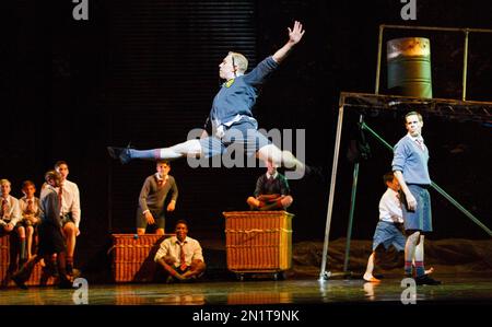 Front, l-r: Danny Reubens (Jack), Sam Archer (Ralph) in LORD OF THE FLIES basierend auf dem Roman von William Golding in Sadler's Wells, London EC1 09/10/2014 A New Adventures & Re:Bourne Produktion angepasst und Regie: Matthew Bourne & Scott Ambler Musik: Terry Davies Design: Lez Brotherston Beleuchtung: Chris Davey Choreograph: Scott Ambler Stockfoto