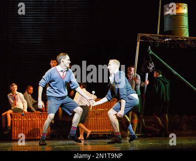 l-r: Sam Archer (Ralph), Danny Reubens (Jack) in LORD OF THE FLIES, basierend auf dem Roman von William Golding in Sadler's Wells, London EC1 09/10/2014 A New Adventures & Re:Bourne Produktion angepasst und Regie: Matthew Bourne & Scott Ambler Musik: Terry Davies Design: Lez Brotherston Beleuchtung: Chris Davey Choreographer: Scott Ambler Stockfoto