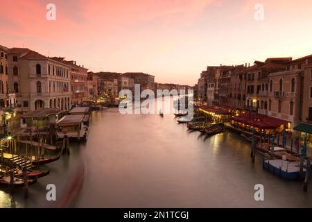 Italien, Venedig, Blick über den Grande Canal von der Rialtobrücke bei Nacht. Stockfoto