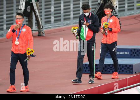 06. AUGUST 2021 - Tokio, Japan: Toshikazu YAMANISHI aus Japan, Massimo STANO aus Italien und Koki IKEDA aus Japan sind die Medaillen der Athletics Men's 20k Stockfoto