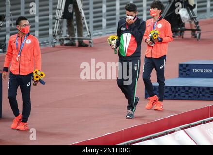 06. AUGUST 2021 - Tokio, Japan: Toshikazu YAMANISHI aus Japan, Massimo STANO aus Italien und Koki IKEDA aus Japan sind die Medaillen der Athletics Men's 20k Stockfoto