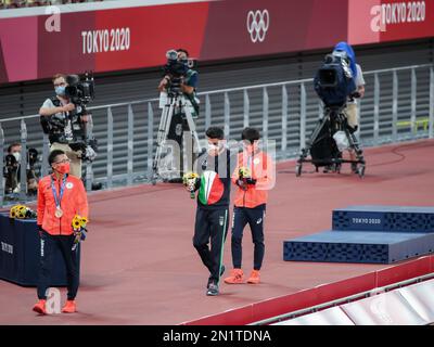 06. AUGUST 2021 - Tokio, Japan: Toshikazu YAMANISHI aus Japan, Massimo STANO aus Italien und Koki IKEDA aus Japan sind die Medaillen der Athletics Men's 20k Stockfoto