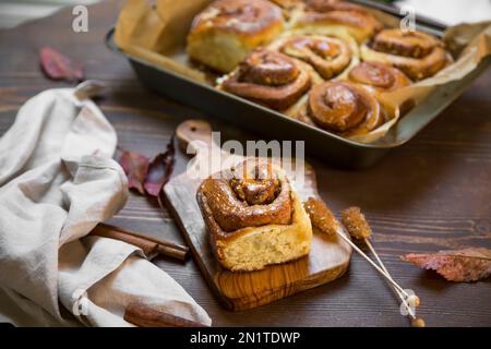 Frisch gebackene Zimt- und Walnussbrötchen, leckere Gebäck-Desserts Stockfoto