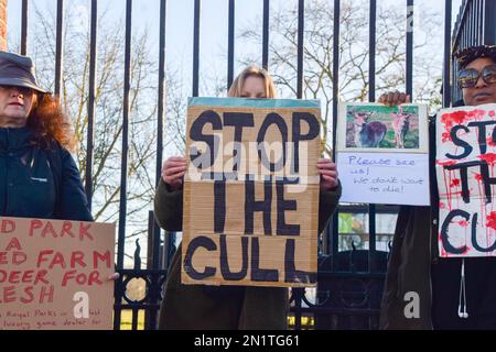 London, Großbritannien. 6. Februar 2023 Aktivisten versammelten sich vor dem Richmond Park, um gegen die Rehe zu protestieren. Die Aktivisten beschreiben den Park als „verherrlichten Hof“ und werfen der Parkleitung vor, dass sie es erlaubt habe, Rehe in großen Mengen zu züchten, um sie zu erschießen und das Fleisch zu verkaufen, anstatt verschiedene nicht tödliche Alternativen einzusetzen, um die Wildbestände unter Kontrolle zu halten. Kredit: Vuk Valcic/Alamy Live News Stockfoto