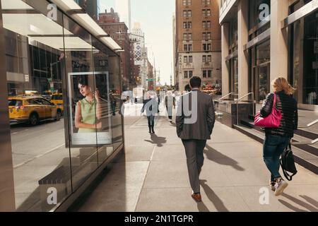 NEW YORK, USA - 11. OKTOBER 2022: Menschen, die auf der Stadtstraße spazieren gehen Stockfoto