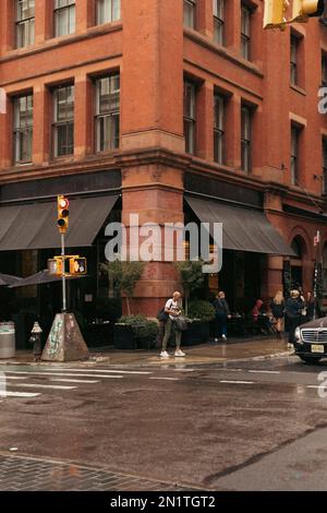 NEW YORK, USA - 11. OKTOBER 2022: Menschen auf der Straße nach Regen in Manhattan Stockfoto