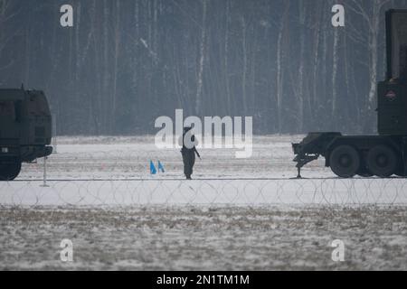 Warschau, Polen. 06. Februar 2023. Ein polnischer Soldat mit einem Gewehr wird am 06. Februar 2023 in der Nähe eines umgesetzten Patriot-Boden-Luft-Raketensystems am Warschauer Flughafen Babice im Stadtteil Bemowo in Warschau, Polen, gesehen. Patriot-Raketensysteme, die Polen im vergangenen Jahr von den USA erworben hat, wurden für militärische Übungen in das polnische Gefangenenlager umgesiedelt, da der Krieg in der benachbarten Ukraine zum zweiten Mal beginnt. (Foto: Jaap Arriens/Sipa USA) Guthaben: SIPA USA/Alamy Live News Stockfoto