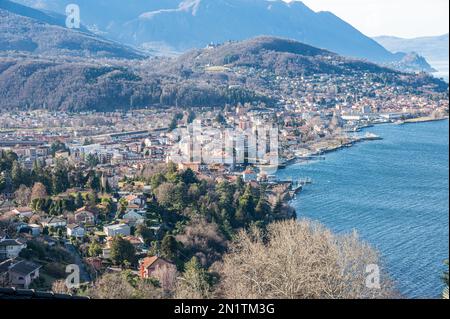 Luftaufnahme von Luino und Lago Maggiore Stockfoto