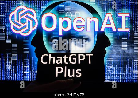 In dieser Fotoabbildung sind ChatGPT Plus-Sing auf Mobilgeräten und OpenAI auf dem Bildschirm zu sehen. Am 6. Februar 2023 in Brüssel, Belgien. Stockfoto