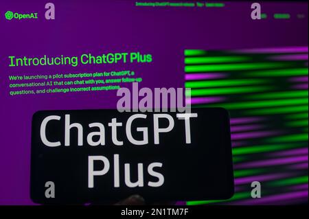 In dieser Fotoabbildung sind ChatGPT Plus-Sing auf Mobilgeräten und OpenAI auf dem Bildschirm zu sehen. Am 6. Februar 2023 in Brüssel, Belgien. Stockfoto