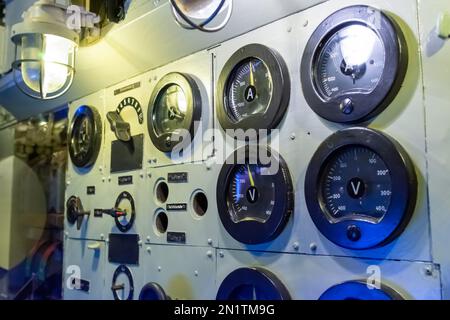 Chicago, IL, USA - 6. Februar 2023: Innenausstattung des deutschen U-Boots U-505 Unterseeboot (U-Boot), das sich derzeit im Besitz des Museums befindet und im Museum ausgestellt wird Stockfoto