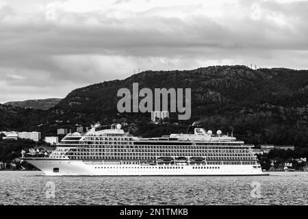 Kreuzfahrtschiff Viking Jupiter in Byfjorden, Abfahrt vom Hafen Bergen, Norwegen. Stockfoto