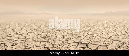 Desertifizierungskonzeptslandschaft. Getrocknetes Panorama mit Seeblick, Himmel gefüllt mit Staubwolken. Stockfoto