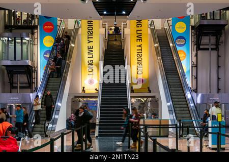 Chicago, IL, USA - 6. Februar 2023: Haupteingang der Lobby zum Museum of Science and Industry in Chicago, Illinois. Stockfoto