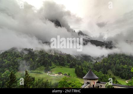 WERFEN, ÖSTERREICH - 20. MAI 2019: Dies ist ein Blick auf die Hänge der östlichen Alpen an einem Regentag. Stockfoto