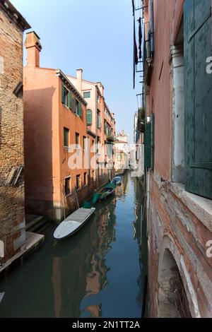 Italien, Venedig, Gebäude und Wasserstraßen entlang Rio Marin. Stockfoto