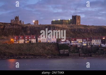 Dämmerung über dem Hafen von Whitby und der Kirche St. Mary, North Yorkshire, England Stockfoto