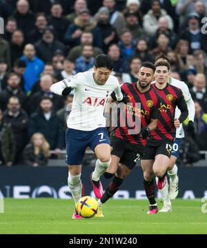 London, Großbritannien. 05. Februar 2023. Heung-Min Sohn von Tottenham Hotspur mit Riyad Mahrez aus Manchester City. Spiel der Premier League, Tottenham Hotspur gegen Manchester City im Tottenham Hotspur Stadium in London am Sonntag, den 5. Februar 2023. Dieses Bild darf nur zu redaktionellen Zwecken verwendet werden. Nur redaktionelle Verwendung, Lizenz für kommerzielle Verwendung erforderlich. Keine Verwendung bei Wetten, Spielen oder Veröffentlichungen von Clubs/Ligen/Spielern. Bild von Sandra Mailer/Andrew Orchard Sportfotografie/Alamy Live News Credit: Andrew Orchard Sportfotografie/Alamy Live News Stockfoto