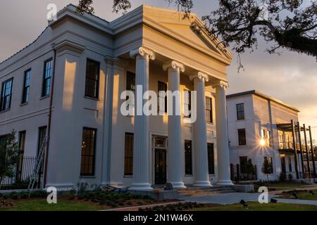 NEW ORLEANS, LA, USA - 30. JANUAR 2023: Das Carrollton Assisted Living Center an der S. Carrollton Avenue während der Golden Hour Stockfoto