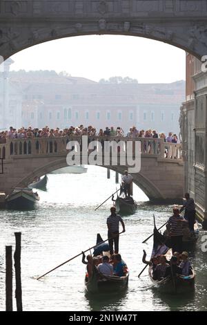 Italien, Venedig, unter der Seufzerbrücke hindurch in Richtung Ponte della Paglia voller Touristen. Stockfoto