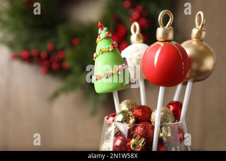 Köstliche Weihnachtskuchen auf verschwommenem Hintergrund. Platz für Text Stockfoto