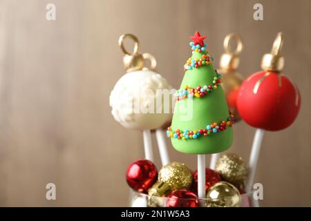 Köstliche Weihnachtskuchen auf verschwommenem Hintergrund. Platz für Text Stockfoto