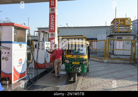 INDIEN, Punjab, Indian Oil Fuel Station, Think Gas CNG Pressed Natural Gas, Bajaj Auto-Rickshaw / INDIEN, Indian Oil Tankstelle , Think Gas CNG komprimiert Erdgas, Methangas Stockfoto