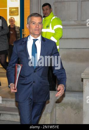 London, Großbritannien. 06. Februar 2023. Mark Harper, Außenminister für Verkehr, verlässt heute Abend das Kabinettsbüro in Whitehall nach den Treffen. Weitere Bahnstreiks sind derzeit möglich. Kredit: Imageplotter/Alamy Live News Stockfoto