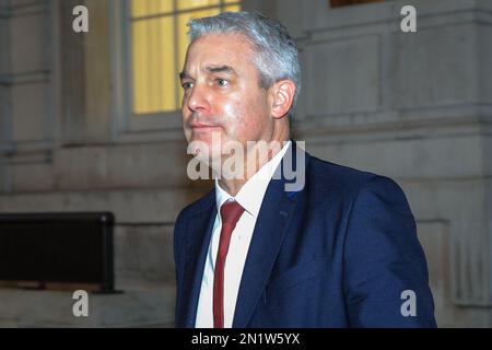 London, Großbritannien. 06. Februar 2023. Steve Barclay, Abgeordneter, Staatssekretär für Gesundheit und Soziales, verlässt das Kabinettsbüro in Whitehall heute Abend nach den Treffen. Es gibt andauernde Streiks von NHS-Krankenschwestern und Krankenwagenpersonal. Kredit: Imageplotter/Alamy Live News Stockfoto